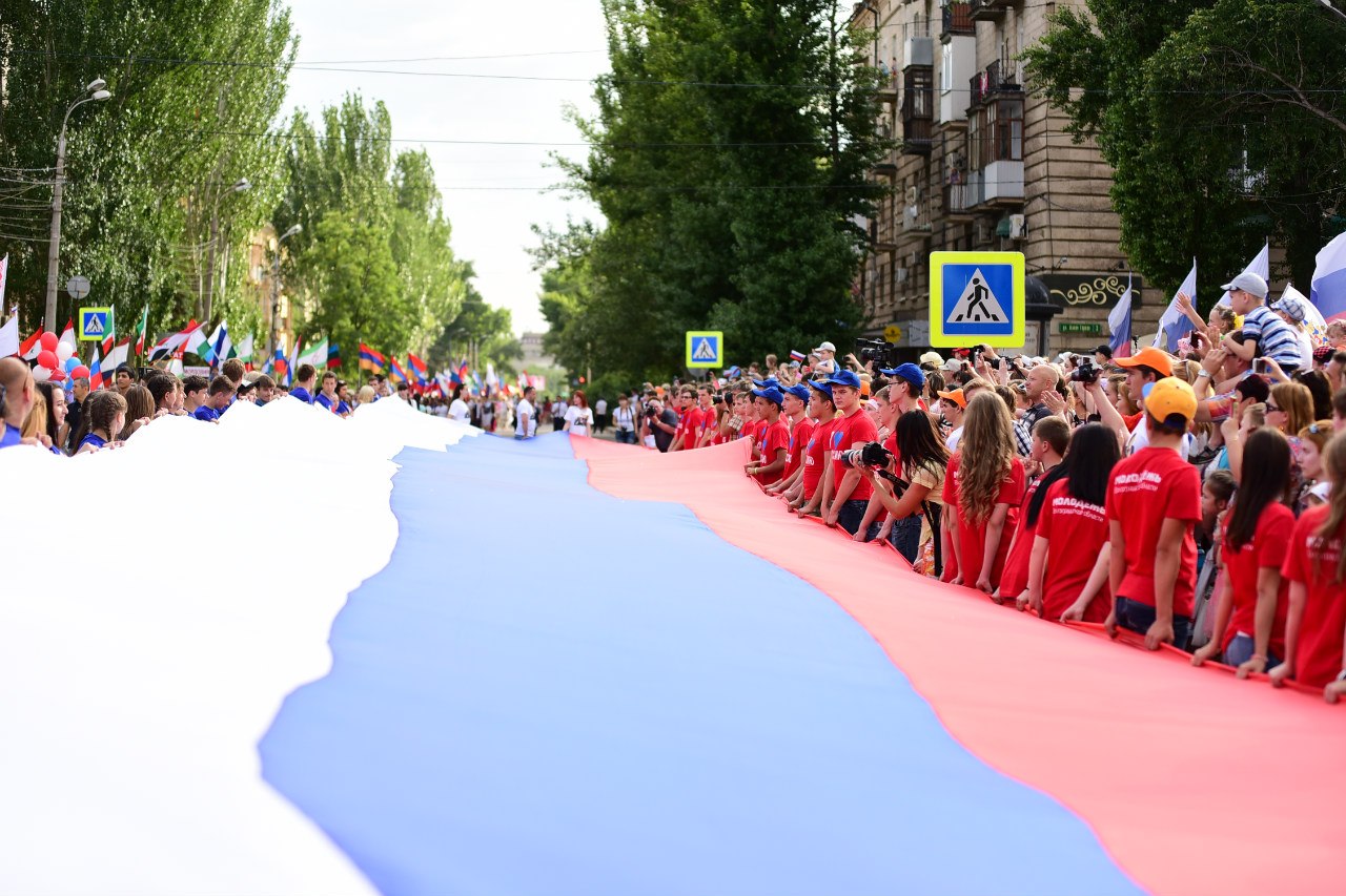 Волгоградский регион отметил День российского флага